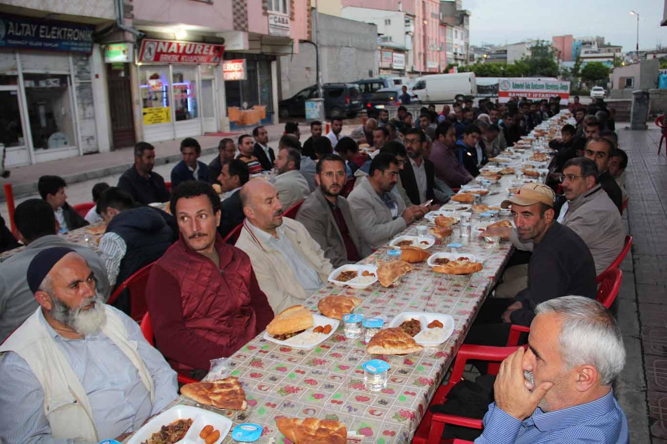 İslami STK’lardan iftar programları